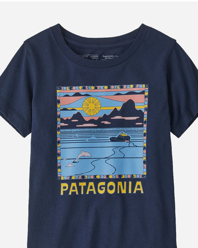 Kids Regenerative Graphic T-Shirt - Summit Swell/New Navy - Patagonia - Munkstore.dk