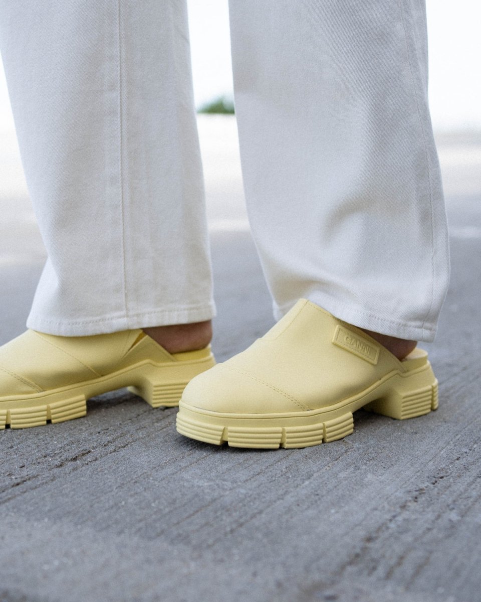 Recycled Rubber City Mule - Pale Banana fra Ganni | Munk